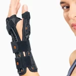 Muñequera con fijación dorsal y fijación del pulgar para inmovilización